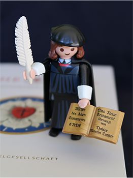 Luther Playmobil-Luther auf Bibel