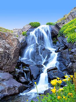 Schoepfung Wasserfall im Hintergrund